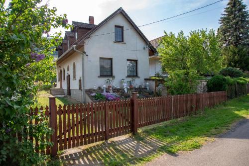 Szigliget House | Nosztalgia Nyaralóház