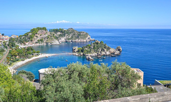 Riposto Apartment | Not far from the port and the beach of Riposto welcomes you this lovely vacation apartment.