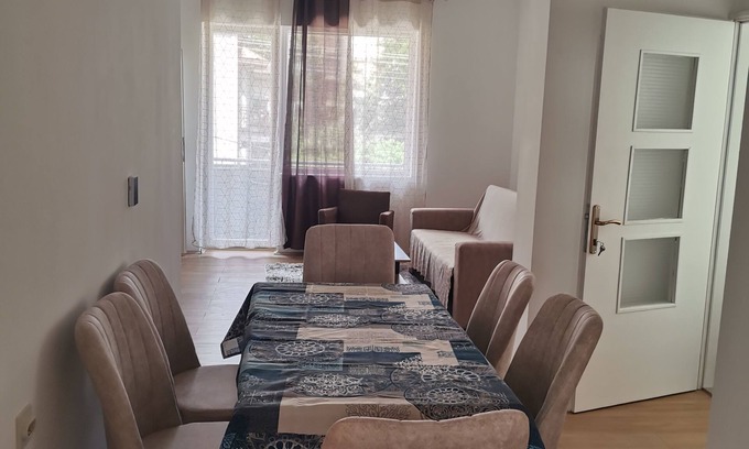 Bitola House | nSpacious 3 bedroom, 3 balcony, City Center, WiFi, AC , Free Parking, Bitola