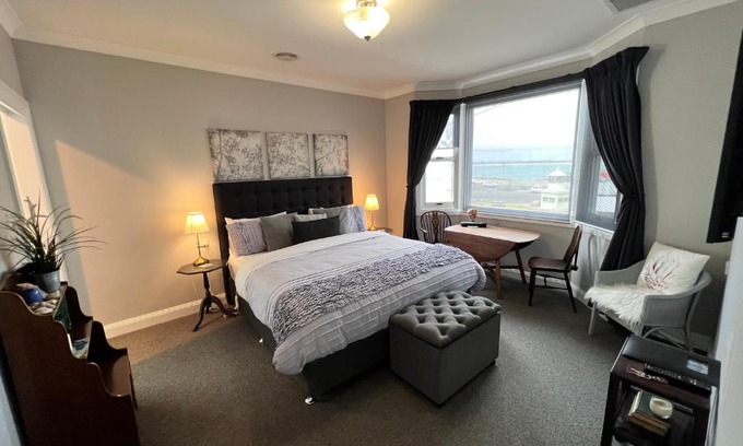 Stanley Bed & Breakfast | Number 10 -King bed with breakfast