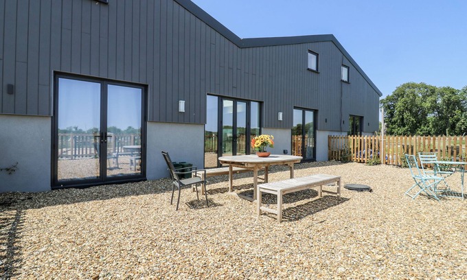 Waddesdon House | NUMBER 2 THE BARN HOUSE, pet friendly, with a garden in Woodham