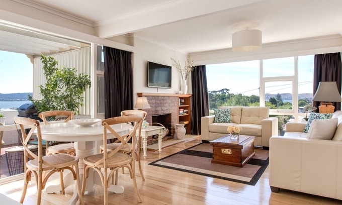 Sandy Bay Villa | Nutgrove Villa - Walk to Beach, cafes and shops