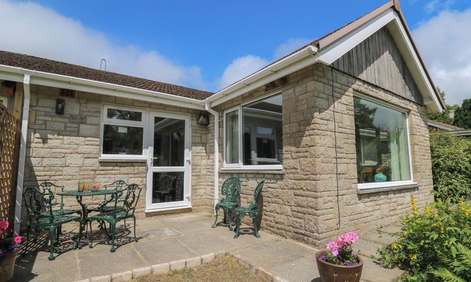 Rhayader Cottage | NUTHATCH COTTAGE AT RIVERSIDE LODGE, pet friendly in Rhayader