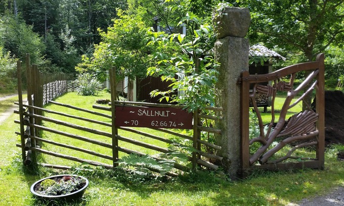 Almhult Cabin | Nyrenoverad och Tillbyggd Stuga med Panoramafönster vid Möckelns Strand, Älmhult