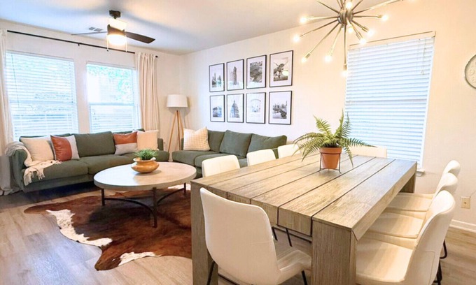 Rosewood Apartment | `Oak Grove Bungalow`- Private Downtown Bungalow