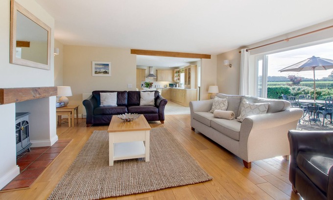 Foxley House | Oak Lodge - Three Bedroom House, Sleeps 6