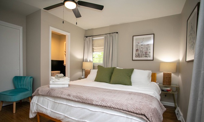 Lowell House | Oak Street Retreat- 20 min to CLT- convenient & comfortable