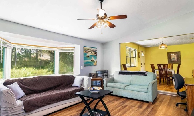 Orange Park House | ~Oak Tree Oasis Sleeps 10 Extra Parking~