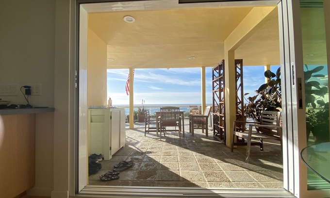Ocean Beach Condo | Ocean Front Retreat.A Lil piece of Paradise.Easy Walk to Everything