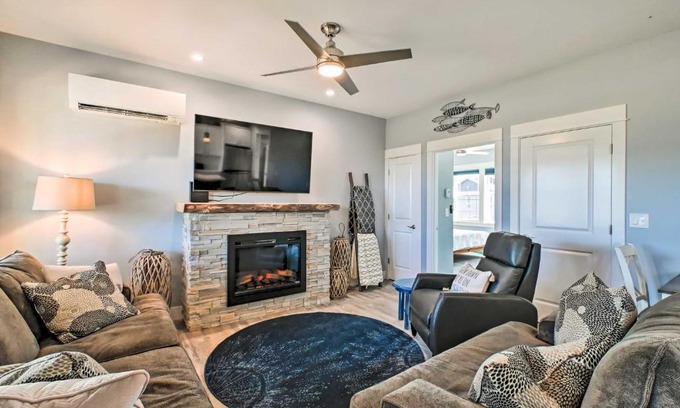 Ocean Shores House | Ocean Shores Getaway with Fireplace and Hot Tub!