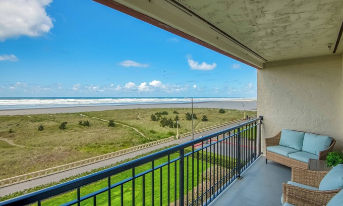 Seaside Condo | Oceanfront 3rd floor Balcony 2 blocks to Turnaround-Work Remotely