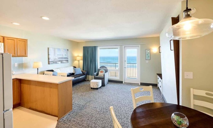Logsden Condo | Oceanfront Family Suite - Full Kitchen - Beach Access - Pool & Hot Tub!