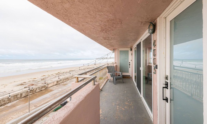 Mission Beach Apartment | Oceanfront Oasis: Step from Your Door to the Sand in San Diego