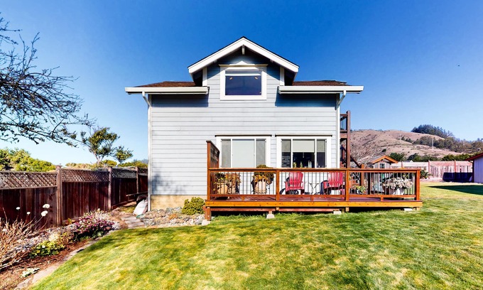 Elk Apartment | Oceanview studio near town and the beach with fireplace, full kitchen & deck