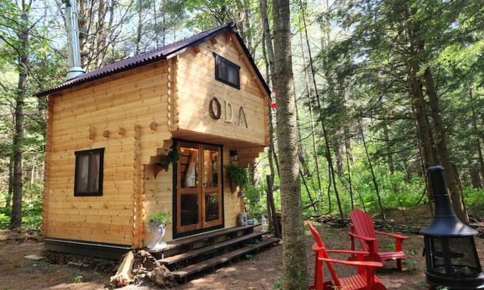 Bracebridge House | "Oda" Log Cabin with Cedar Hot Tub & Sauna on wood