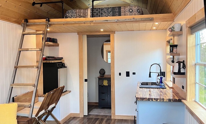 Redmond Cabin | Off grid solar powered tiny home. Remotely located yet minutes from town.