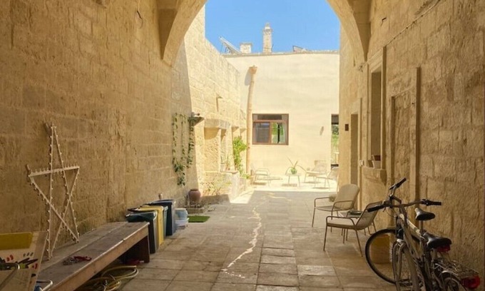 Vernole House | Old courtyard house in the village