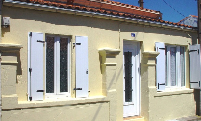 Port-des-Barques House | Old renovated fisherman's house in the Pays de Fort Boyard, near the sea