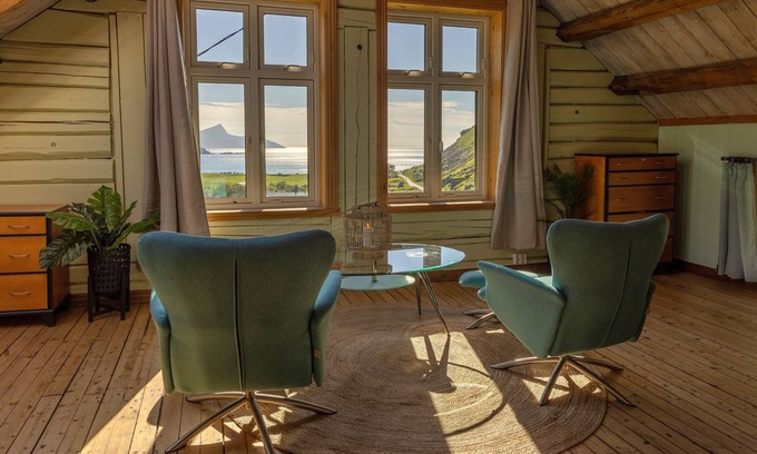 Vestvagøy House | Old school house with fantastic sea view near Haukland beach