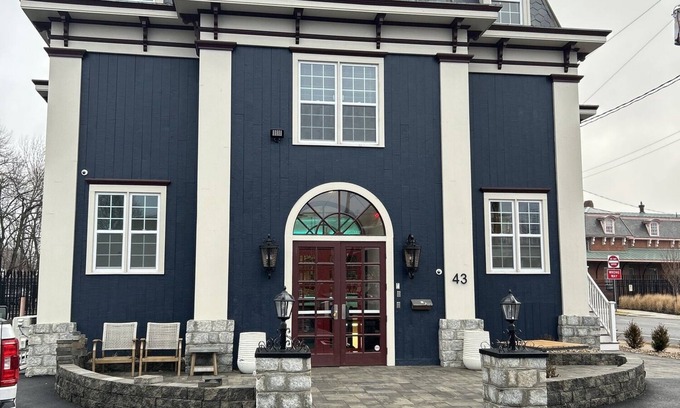 Wallingford Center Apartment | Old Silver factory converted to a new 1Br with all the charm