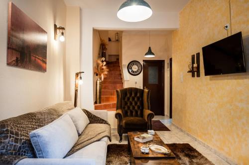 Old Town Rethymnon House | Old Town Rhapsody, Cosy 2-Floor Home with Rooftop Bathtub, BBQ & Lounge Under Sun Umbrellas