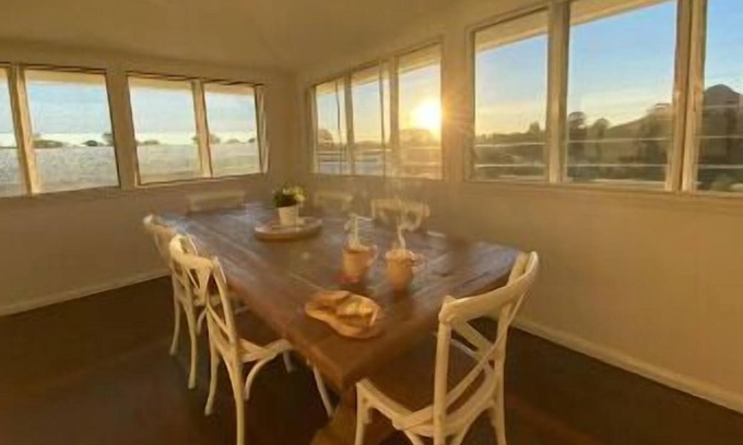 Cooroy House | Old World Charm, - Amazing Views - Farm Stay