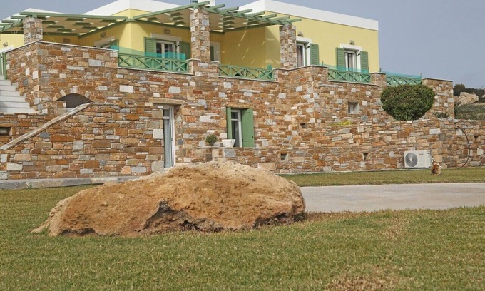 Vissa Villa | Olea Suite Syros offers unique sea views in a house with parking and Wi-Fi.n