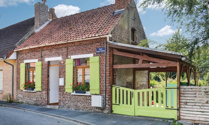 Arques House | On a riverbank just a few minutes from the city center, this charming vacation home opens its doors