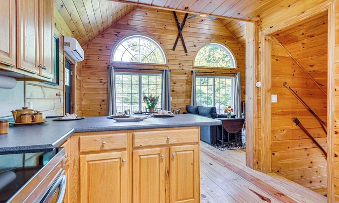 Rochester Cottage | On Baxter Lake: Wooded Retreat Near Trails