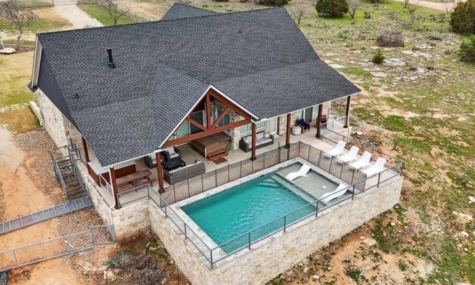Palo Pinto County House | On The Rocks PK: Beautiful 5 Bedroom 3 bath home with pool and hot tub