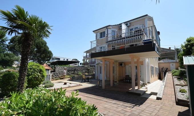 Vantacici Apartment | One bedroom apartment near beach Vantačići, Krk (A-19406-a)