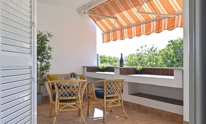 Gajac Apartment | One-bedroom Apartment With Terrace Close to the Beach