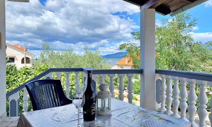 Silo Apartment | One bedroom apartment with terrace and sea view Šilo, Krk (A-18756-a)