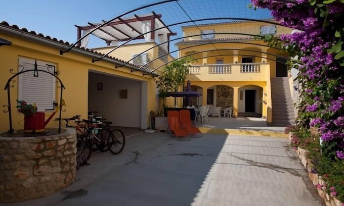 Poljana Apartment | One bedroom apartment with terrace Poljana, Ugljan (A-8523-e)