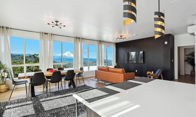White Salmon Apartment | One-bedroom honeymoon penthouse, Mt Hood views, downtown White Salmon, suite 16
