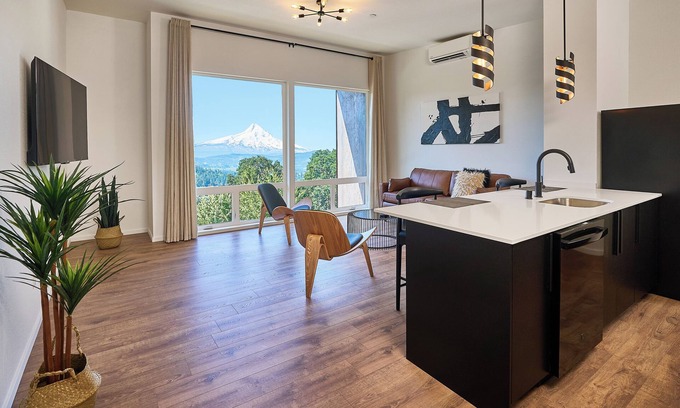 White Salmon Apartment | One-bedroom suite, Mt Hood views, downtown White Salmon, suite 28