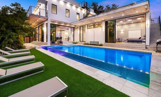 Miami Shores Villa | One of a kind Luxury Villa with Pool and jacuzzi !