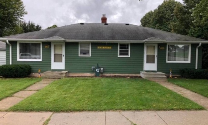 Green Bay House | Only 2 blocks from Lambeau Field and the Titletown District.