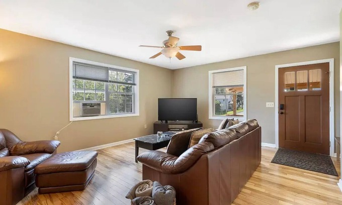 Oswego House | Open Concept/Spacious/Private/Modern/Hardwoodsnn