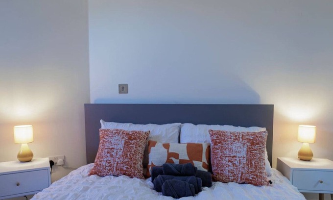 Grove Apartment | Open Plan Apt next to station near Hampton Court