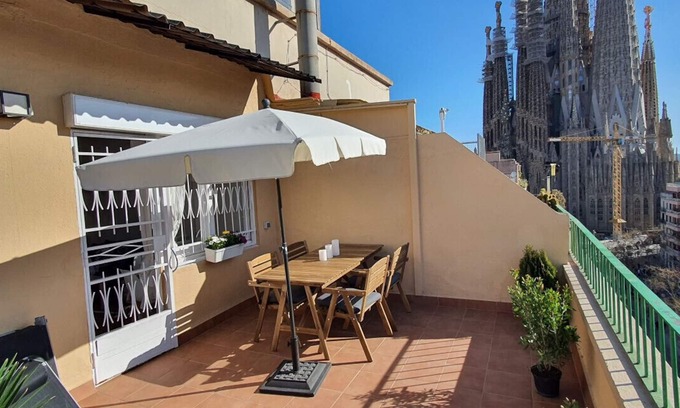 La Sagrada Familia Apartment | Opening Doors Sagrada Familia Ático con terraza y vistas a Sagrada Familia