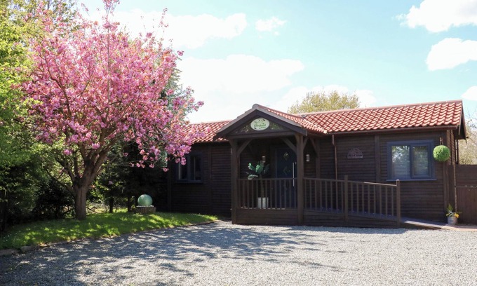 Frampton Cottage | ORCHARD RETREAT STAYCATION, pet friendly, with hot tub in Kirton