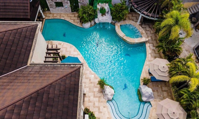 IronShore Estates Villa | Orchids & Palms Luxury Villa Pool, Chef, Hot Tub, Airport Pickup!