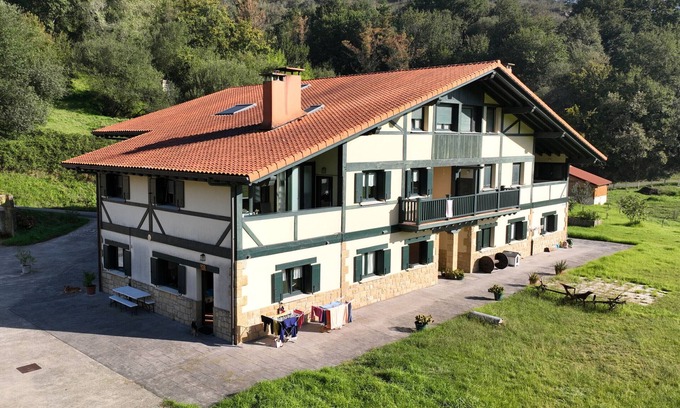 Olaskoegia Ski Chalet | Oribar Bazter Goikoa - Cozy semi-detached home in the countryside by Egona