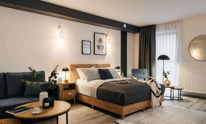 Ursus Apartment | ORSO Studio with king size bed and sofa