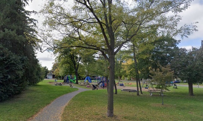 Alta Vista House | Ottawa apt beside park & close to Bank St. Great for couples with kids/pets