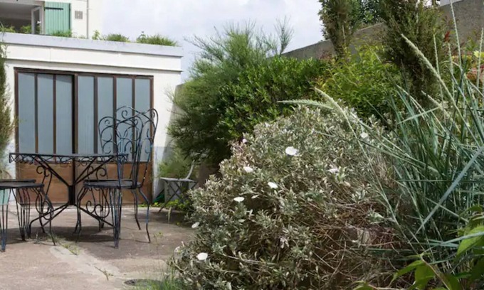 Bagneux Apartment | Out of the ordinary artist's studio 15 min from Paris centre