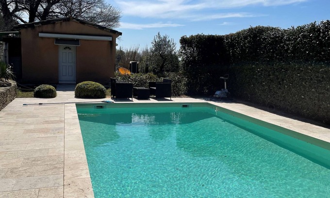 Visan House | Outbuilding with private pool amidst vineyards