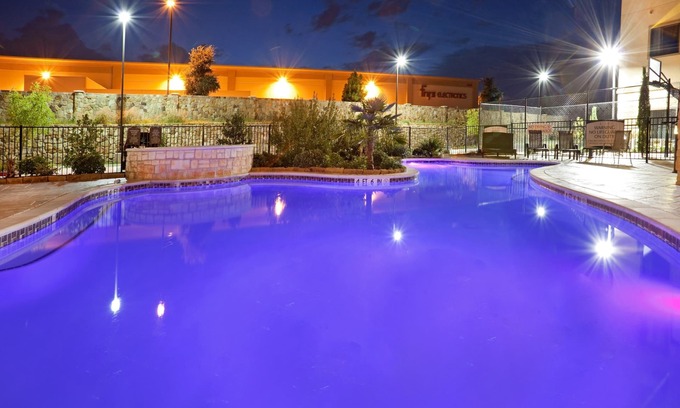 Irving Apartment | Outdoor Pool + Hot Tub + Free Breakfast | 24 Hour Business Center