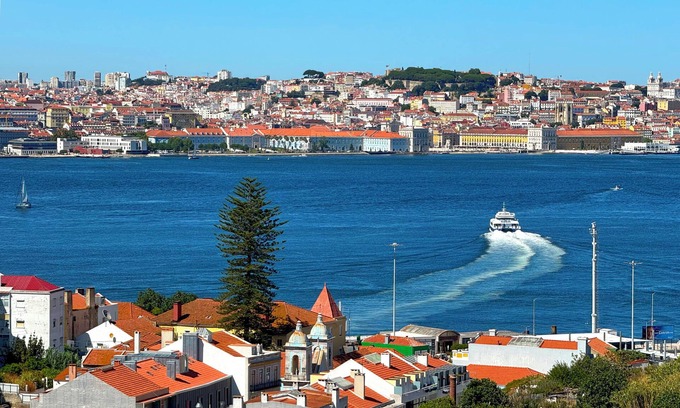 Cacilhas Apartment | Over the Rainbow